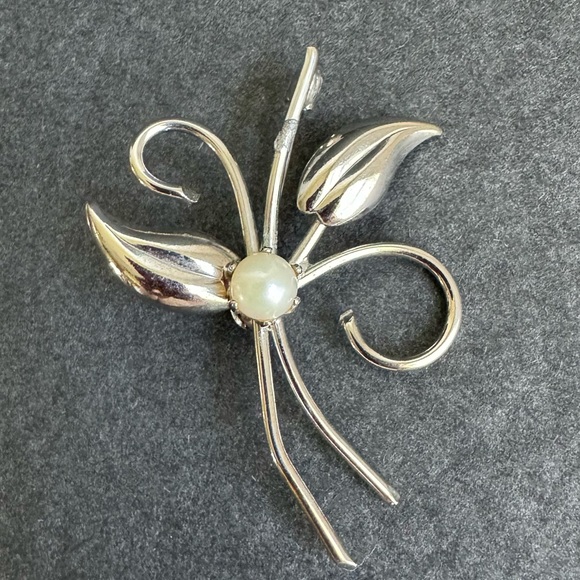 Vintage Pearl Flower Spray Brooch Silver Tone Leaves Dainty Feminine - Picture 5 of 8